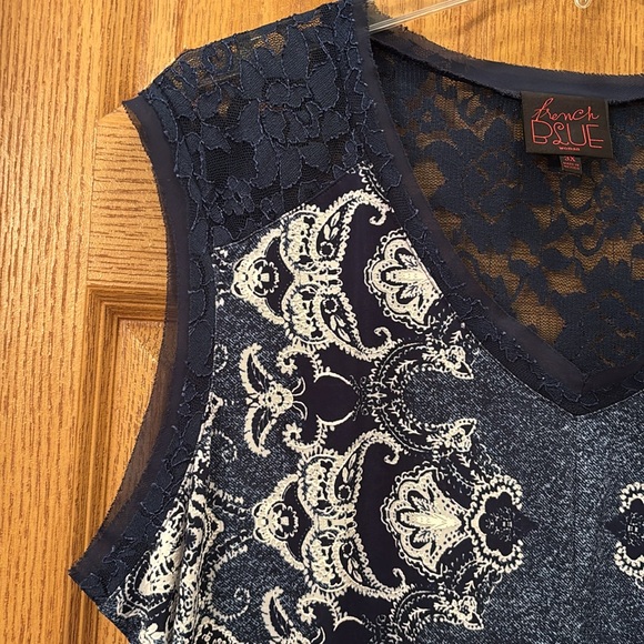 French Blue Woman - sleeveless navy and white shirt with lace - Picture 5 of 10